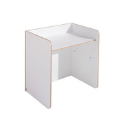 Weißer Kindertisch aus Holz mit abgerundeten Kanten, seitliche Perspektive