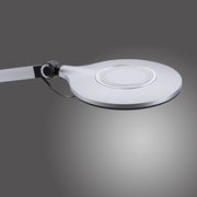 Moderne Tischleuchte NIKLAS in silberner Farbe, seitliche Perspektive auf den runden Lampenkopf mit elegantem Design.