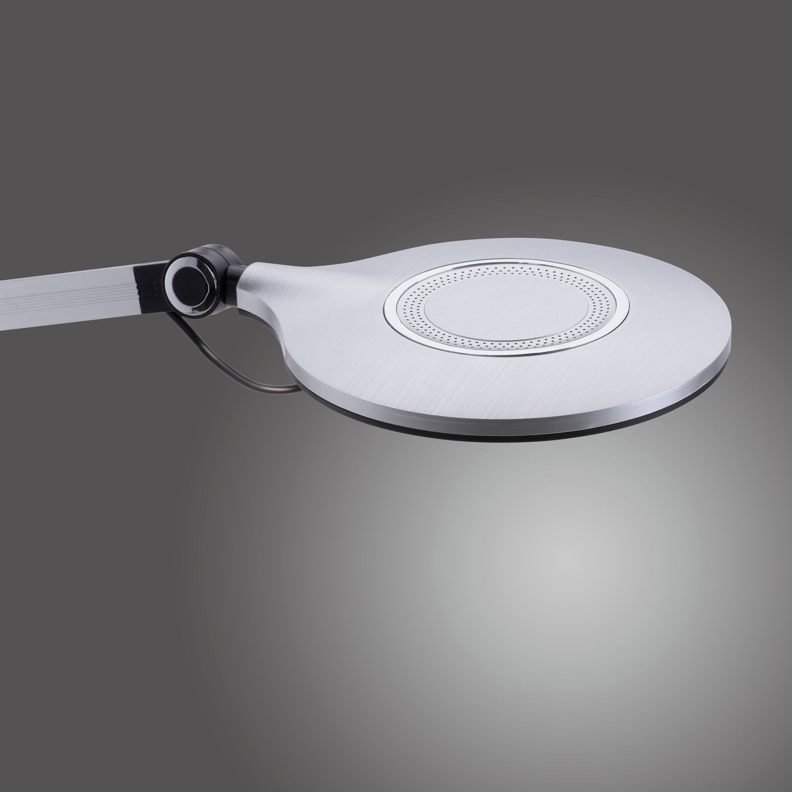 Moderne Tischleuchte NIKLAS in silberner Farbe, seitliche Perspektive auf den runden Lampenkopf mit elegantem Design.