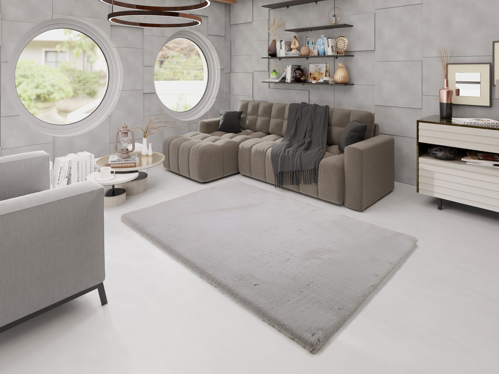 Moderner Wohnraum mit grauem Fellteppich in der Mitte, umgeben von einem beigen Sofa und stilvollen Dekorationen. Perspektive von schräg oben.