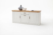 Weiße Anrichte/Sideboard im Landhausstil mit heller Holzplatte, drei Türen und zwei Schubladen, freigestellt vor weißem Hintergrund, aus frontaler Ansicht mit leichter Perspektive von links vorn.
