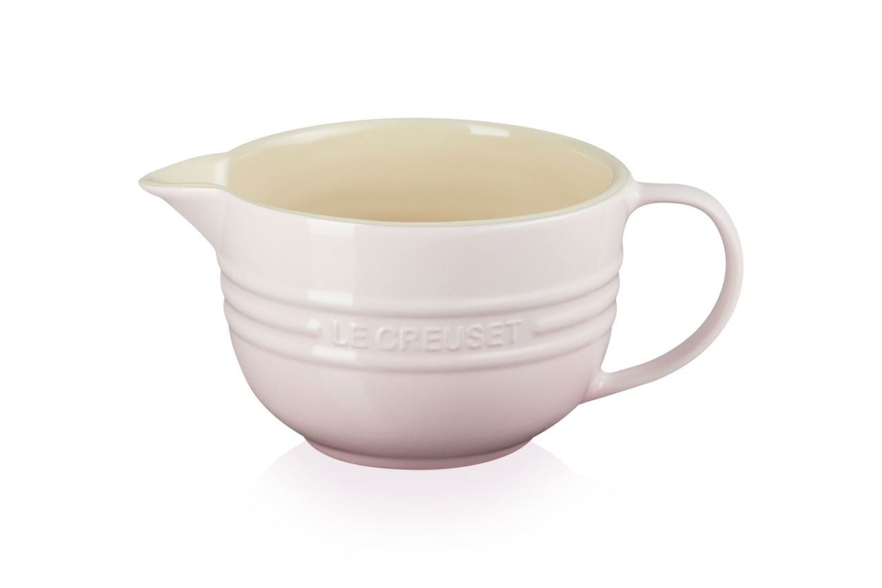 Rührschüssel 27cm in Shell Pink von Le Creuset, seitliche Perspektive mit Henkel und Ausguss.