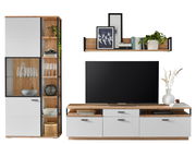 Moderne Wandkombination mit Holz- und Weißelementen, bestehend aus einem hohen Schrank mit Glastüren, einem TV-Board und einem Wandregal, frontal abgebildet.