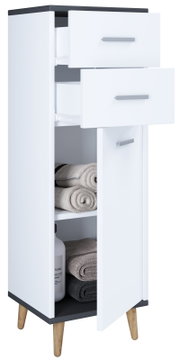 Weißer Badschrank mit zwei Schubladen und geöffneter Tür, innen mit Handtüchern und Flasche, auf Holzfüßen; Perspektive: frontale Ansicht leicht von links