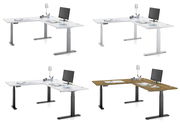 Eckschreibtische der E-Serie in verschiedenen Ausführungen, von schräg oben betrachtet. Die Schreibtische sind mit Monitor, Lampe und Büromaterial dekoriert.