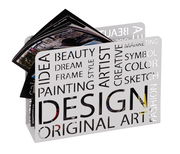 Moderner Zeitungsständer aus Metall mit ausgeschnittenen Wörtern wie 'DESIGN' und 'ART', gefüllt mit Zeitschriften, seitliche Perspektive.