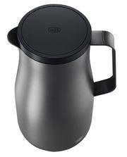 Isolierkanne Studio in mattem Edelstahl, Ansicht von oben mit schwarzem Deckel und Griff.