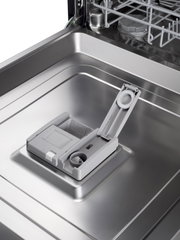 Close-up schuin bovenaanzicht van de binnenkant van een roestvrijstalen vaatwasser met open doseerbakje voor vaatwasmiddel en glansspoelmiddel in de deur