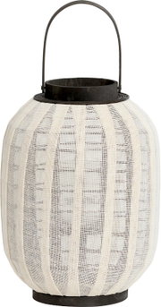 Vooraanzicht van een decoratieve ovale lantaarn met crèmekleurige gaasbekleding, donker houten frame en hoog hengsel