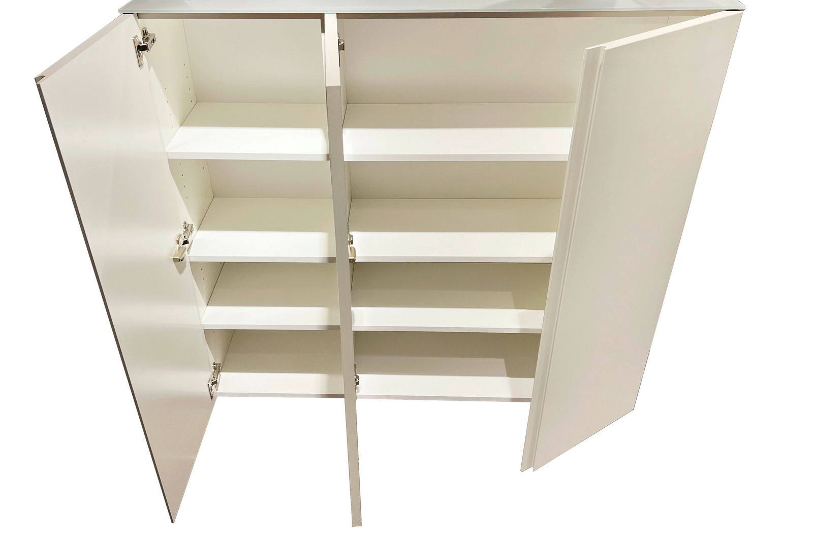 Offener XL-Hängeschuhschrank mit drei Türen und mehreren Regalböden, Ansicht von oben.