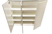 Offener XL-Hängeschuhschrank mit drei Türen und mehreren Regalböden, Ansicht von oben.