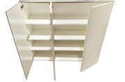 Offener XL-Hängeschuhschrank mit drei Türen und mehreren Regalböden, Ansicht von oben.