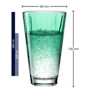 Grünes Trinkglas Twist 300ml, seitliche Ansicht, gefüllt mit sprudelndem Wasser, 80 mm Durchmesser, 130 mm Höhe.