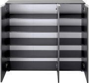 Offene Garderobenkombination mit drei Fächern und mehreren Regalböden, frontal betrachtet.