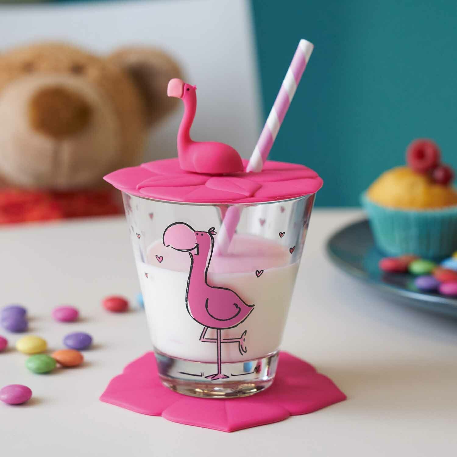Kindertrinkset mit Flamingo-Motiv, bestehend aus einem Glas mit rosa Deckel und Strohhalm, aus der Perspektive von vorne fotografiert.