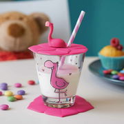 Kindertrinkset mit Flamingo-Motiv, bestehend aus einem Glas mit rosa Deckel und Strohhalm, aus der Perspektive von vorne fotografiert.