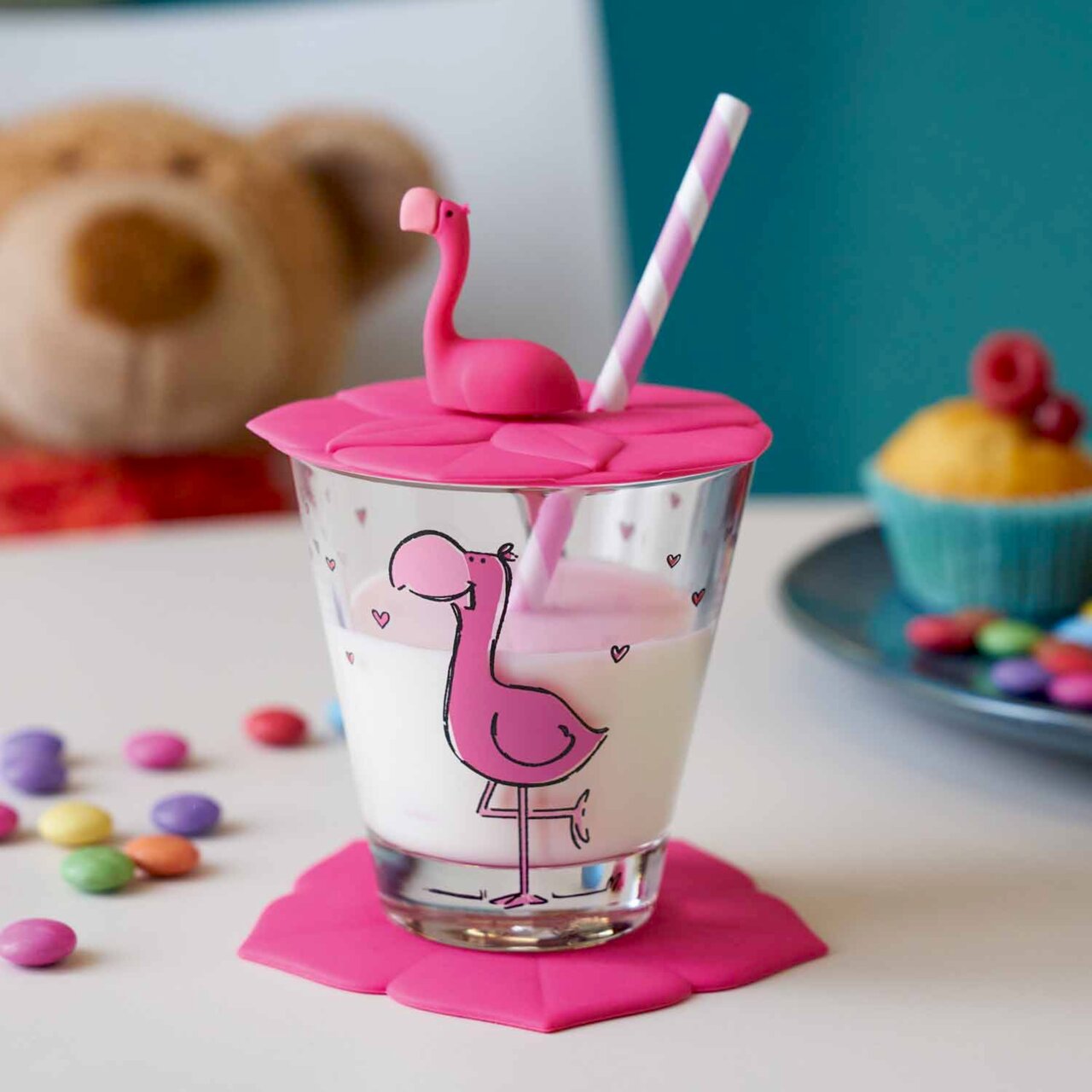 Kindertrinkset mit Flamingo-Motiv, bestehend aus einem Glas mit rosa Deckel und Strohhalm, aus der Perspektive von vorne fotografiert.