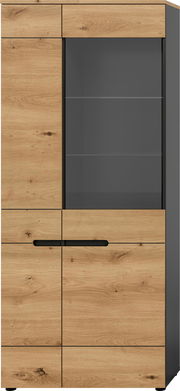 Moderne Vitrine/Highboard in Eiche-Optik mit anthrazitfarbenem Korpus, getönter Glastür und schwarzem Griff, Frontansicht leicht von rechts.