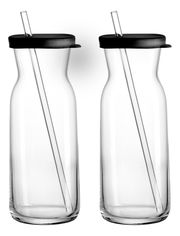 Zwei transparente Glaskaraffen mit schwarzen Deckeln und integrierten Trinkhalmen, frontal betrachtet.