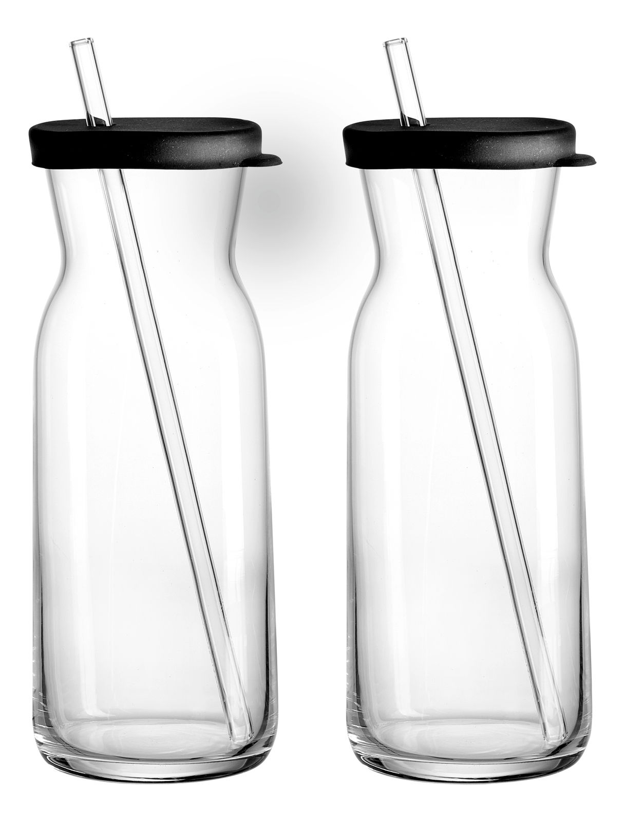 Zwei transparente Glaskaraffen mit schwarzen Deckeln und integrierten Trinkhalmen, frontal betrachtet.