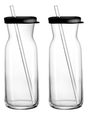 Zwei transparente Glaskaraffen mit schwarzen Deckeln und integrierten Trinkhalmen, frontal betrachtet.