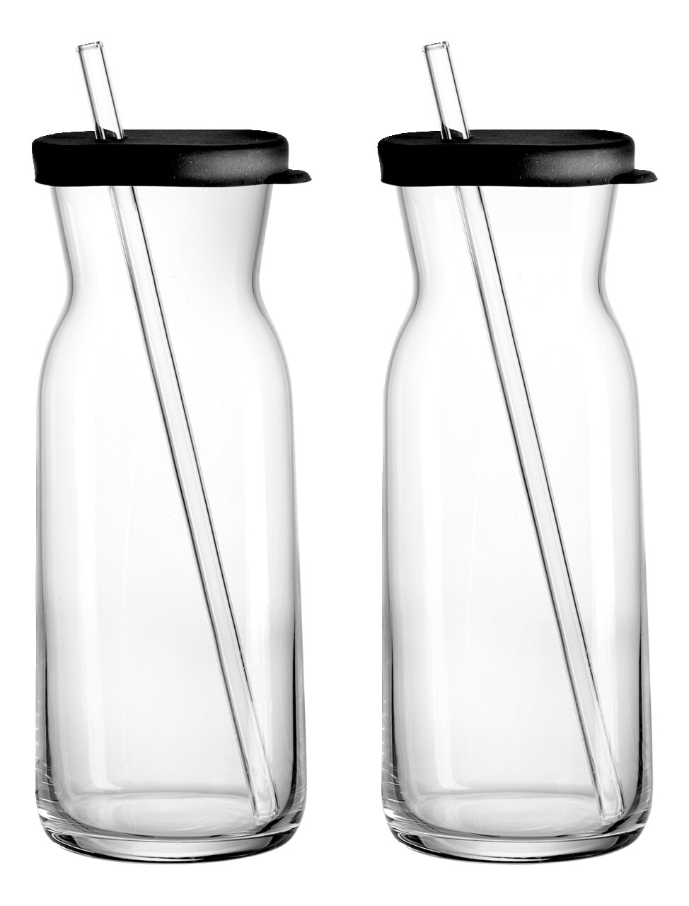 Zwei transparente Glaskaraffen mit schwarzen Deckeln und integrierten Trinkhalmen, frontal betrachtet.