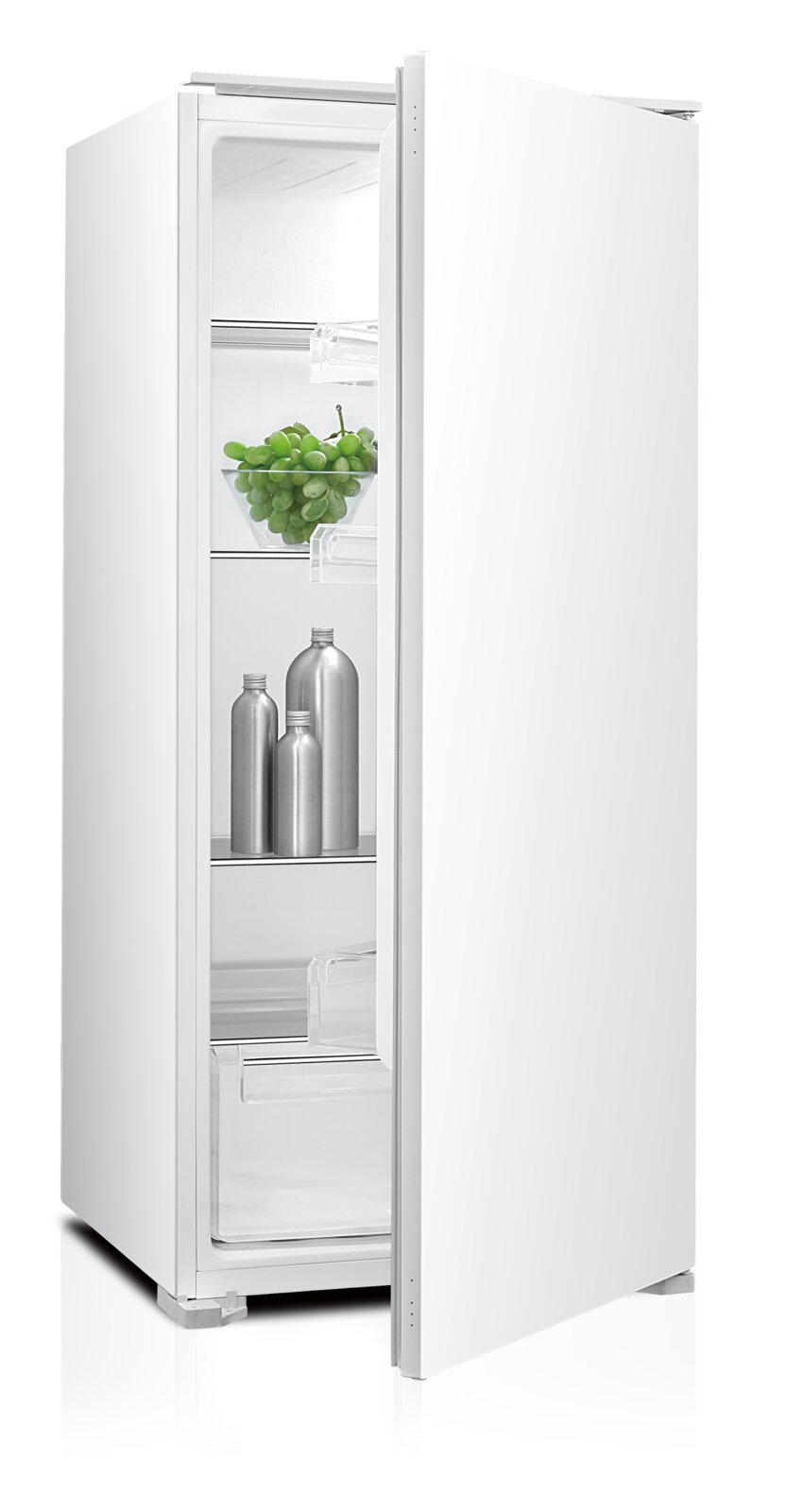 Weißer Standkühlschrank mit geöffneter Tür, Innenansicht mit Glasablagen und transparenten Türfächern, Trauben und Metallflaschen im Innenraum, perspektivisch schräg von vorne rechts aufgenommen.