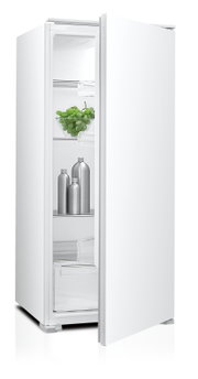 Weißer Standkühlschrank mit geöffneter Tür, Innenansicht mit Glasablagen und transparenten Türfächern, Trauben und Metallflaschen im Innenraum, perspektivisch schräg von vorne rechts aufgenommen.