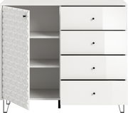 Weiße Kommode/Sideboard mit geöffneter, strukturierter Tür links, vier Schubladen rechts und offenen Regalfächern in der Mitte, schwarze Knöpfe und Metallfüße, Frontansicht.
