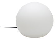 Weiße, kugelförmige Tischleuchte mit mattem Schirm und schwarzem Kabel, freigestellt auf weißem Hintergrund, Seitenansicht.