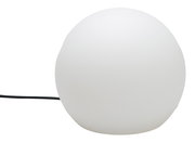 Weiße, kugelförmige Tischleuchte mit mattem Schirm und schwarzem Kabel, freigestellt auf weißem Hintergrund, Seitenansicht.