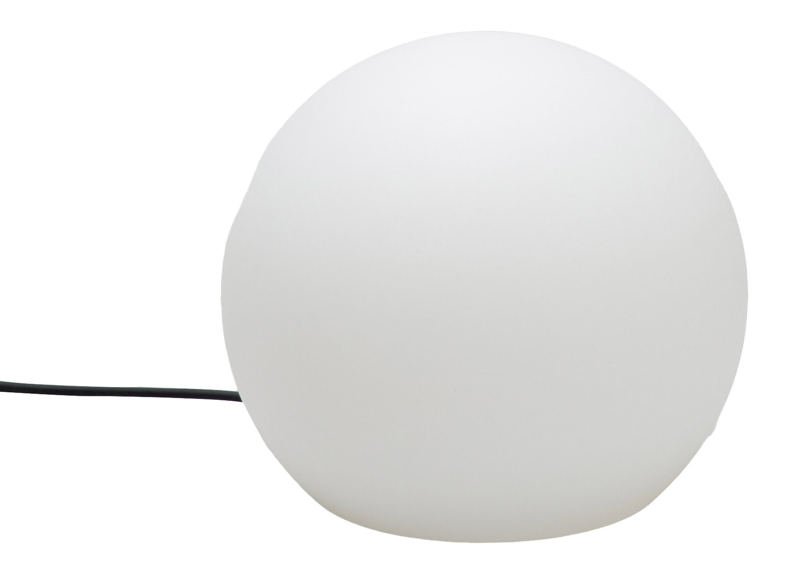 Weiße, kugelförmige Tischleuchte mit mattem Schirm und schwarzem Kabel, freigestellt auf weißem Hintergrund, Seitenansicht.