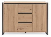 Frontale Ansicht eines modernen Sideboards aus Holz mit drei Schubladen in der Mitte und zwei Türen an den Seiten, umrahmt von einem dunklen Metallrahmen.