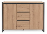 Vooraanzicht van een modern houten dressoir met drie lades in het midden en twee deuren aan de zijkanten, omlijst door een donker metalen frame.