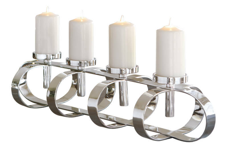 Moderner, vierflammiger GORDEN Leuchter aus glänzendem Metall mit weißen Kerzen, seitliche Perspektive.