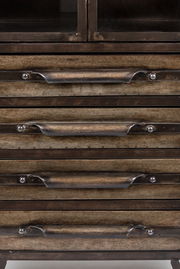 Nahaufnahme eines Highboards mit mehreren Schubladen und Metallgriffen, frontal betrachtet.