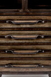 Nahaufnahme eines Highboards mit mehreren Schubladen und Metallgriffen, frontal betrachtet.