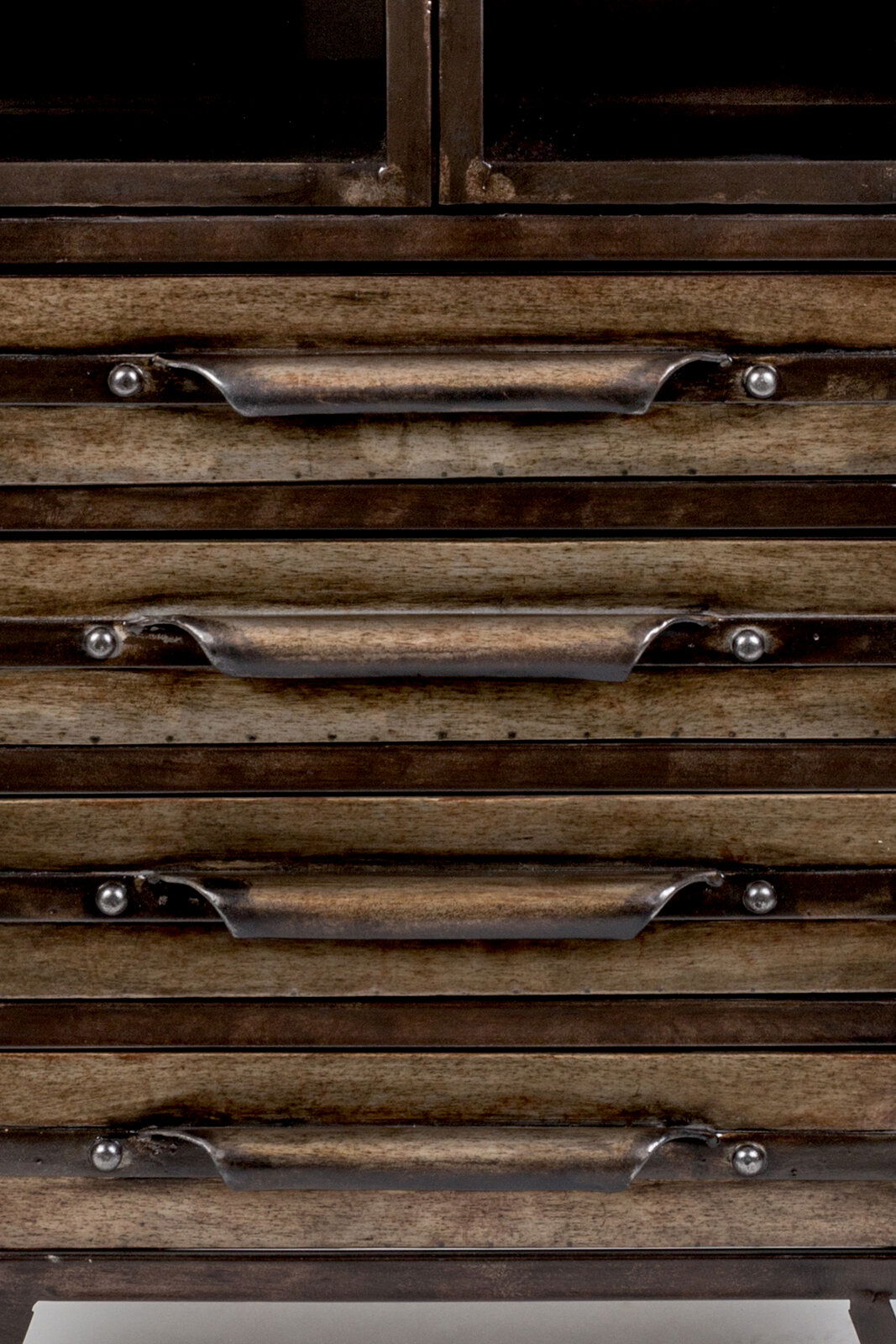 Nahaufnahme eines Highboards mit mehreren Schubladen und Metallgriffen, frontal betrachtet.