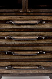 Nahaufnahme eines Highboards mit mehreren Schubladen und Metallgriffen, frontal betrachtet.