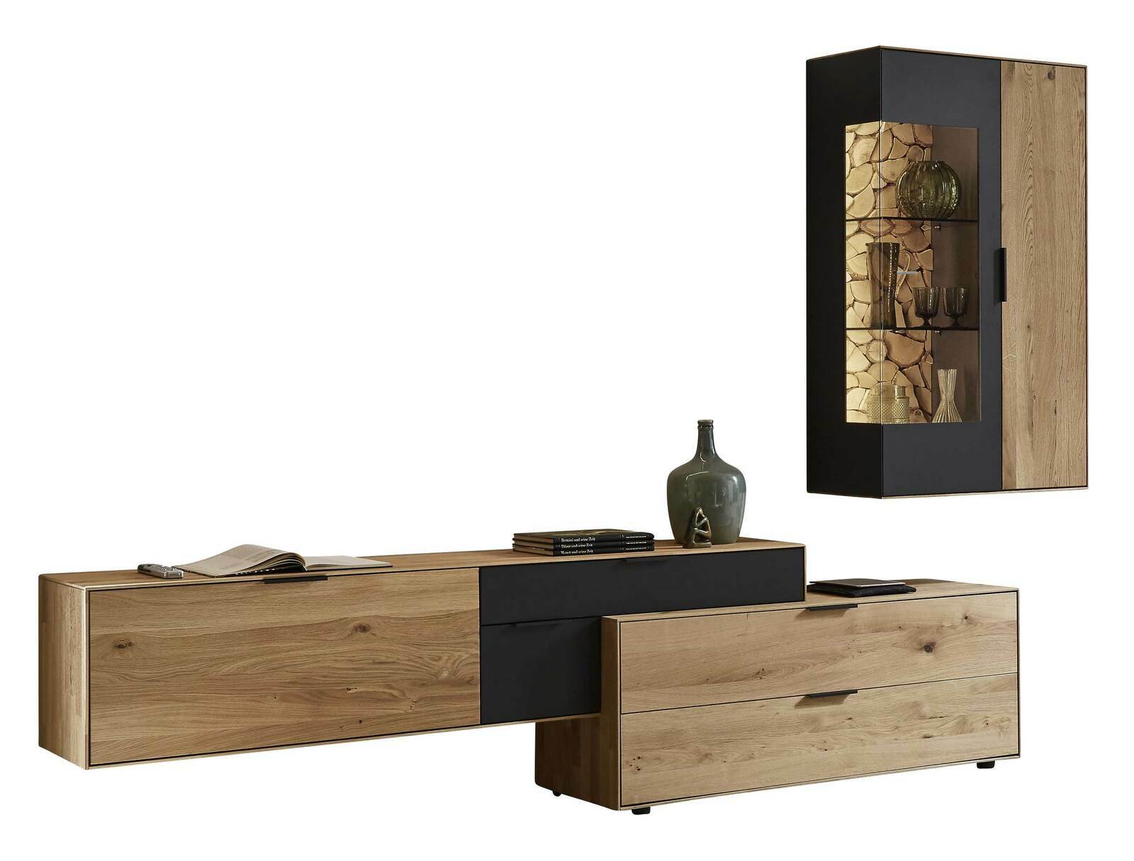 Moderne Wandkombination aus Holz und schwarzem Material, bestehend aus einem niedrigen Sideboard und einem hängenden Vitrinenschrank, frontal betrachtet.