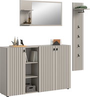 Modernes Garderoben-Set in Beige mit vertikaler Rillenoptik und schwarzen Griffen, bestehend aus Sideboard mit offenen Regalfächern, großem Wandspiegel mit zwei Ablagen sowie hohem Garderobenschrank mit Hutablage und Haken; Frontansicht in leichter Perspe