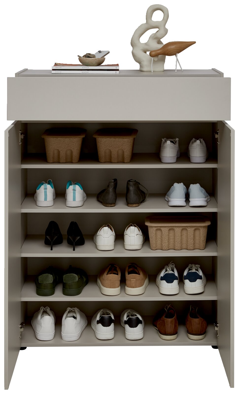 Schoenenkast met open deuren, gevuld met diverse schoenen en decoratieve elementen bovenop, gezien van voren.