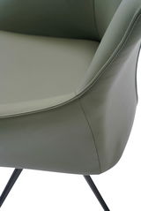 Nahaufnahme eines Armlehnstuhls mit grünem Lederbezug und schwarzen Metallbeinen, seitliche Perspektive