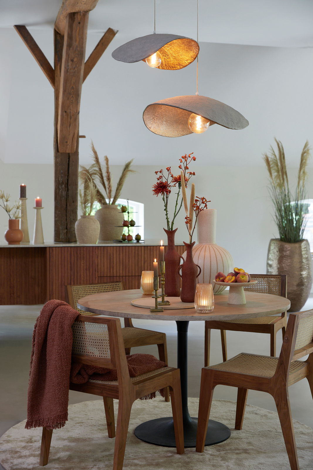 Light&Living Hängeleuchte LONIA Zwei moderne Hängeleuchten in organischer Form, die über einem stilvoll gedeckten Esstisch hängen. Die Perspektive zeigt die Leuchten von unten, wodurch ihr warmes Licht und die geschwungene Form hervorgehoben werden.