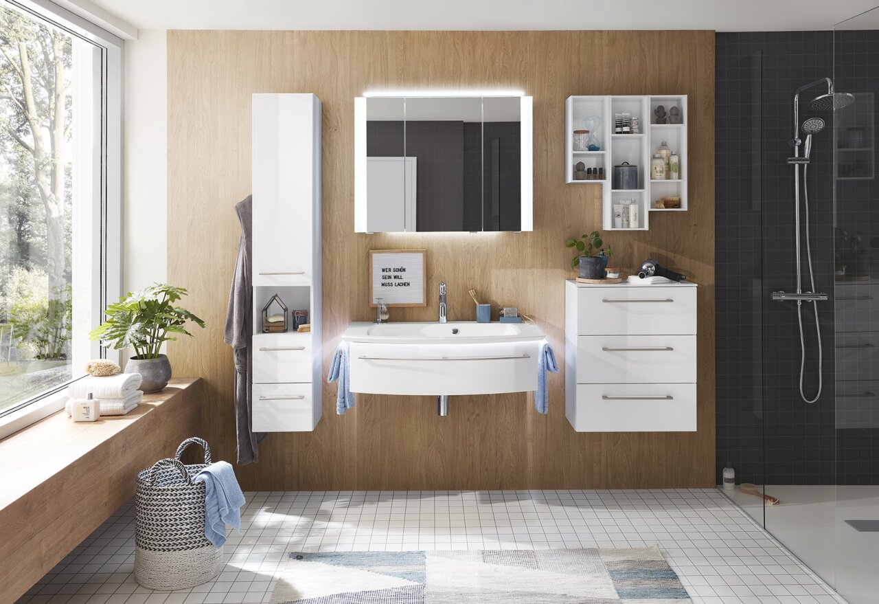 Sadena Badkamercombinatie M-PLAN Moderne Badkombination mit weißem Waschtisch, Spiegelschrank und Stauraum, aus der Perspektive eines hellen Badezimmers mit Holz- und Fliesenelementen.