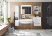 Moderne badkamercombinatie met witte wastafel, spiegelkast en opbergruimte, gezien vanuit een lichte badkamer met houten en betegelde elementen.