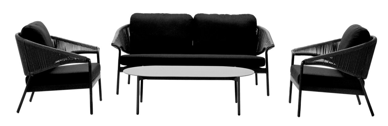 Loungegarnitur bestehend aus einem Sofa, zwei Sesseln und einem Couchtisch, frontal betrachtet.