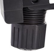 Nahaufnahme eines schwarzen Drehknopfes an einem Drehstuhlmechanismus, seitliche Perspektive.