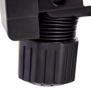 Nahaufnahme eines schwarzen Drehknopfes an einem Drehstuhlmechanismus, seitliche Perspektive.