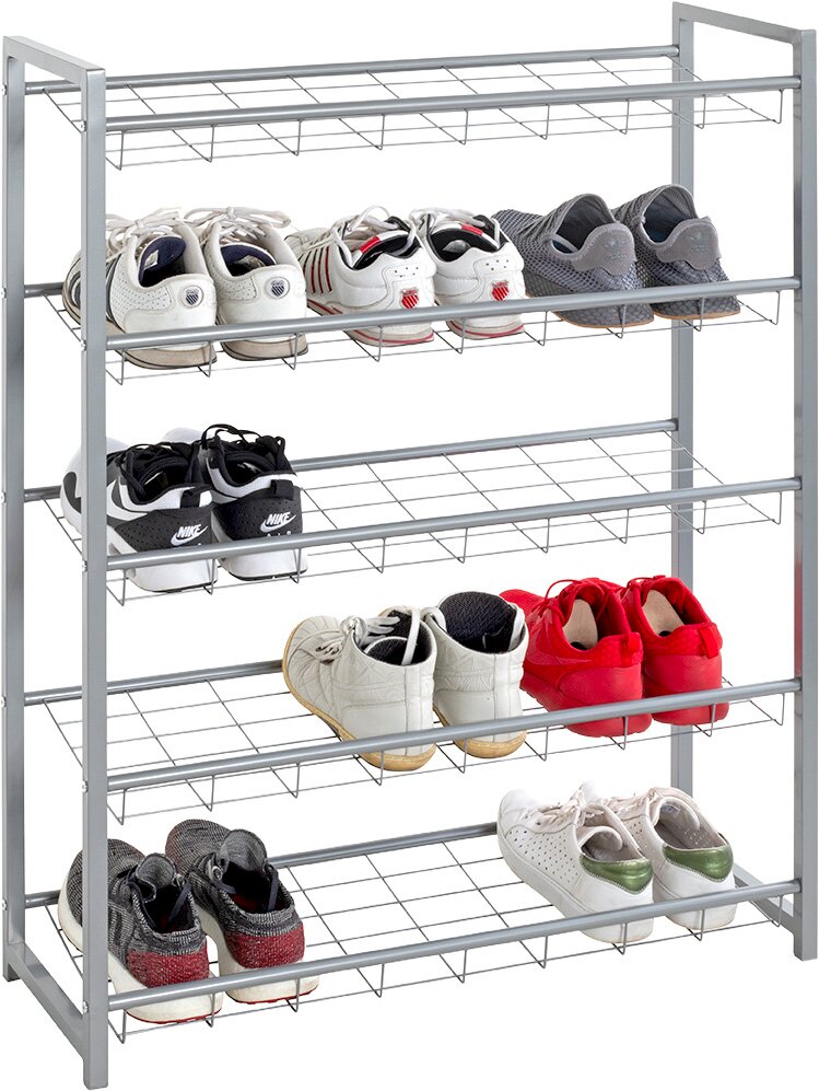 Metall-Schuhregal in Silber mit vier Gitterablagen, bestückt mit mehreren Paar Sneakers, schräg von vorne links fotografiert
